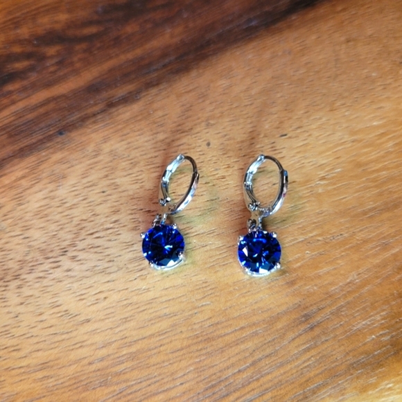 Beautiful blue sapphire color cubic zirconia 925 silver earrings. Brand new. - Picture 2 of 6